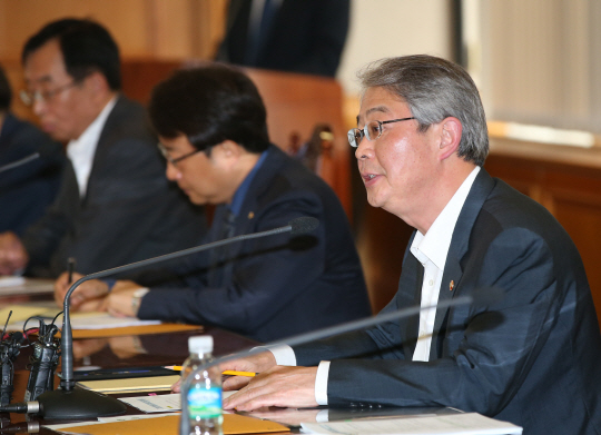 임종룡 금융위원장(오른쪽 첫번째)이 25일 은행연합회관에서 열린 '신용정보원 빅데이터 활성화를 위한 조찬간담회'에서 모두발언을 하고 있다.  연합뉴스